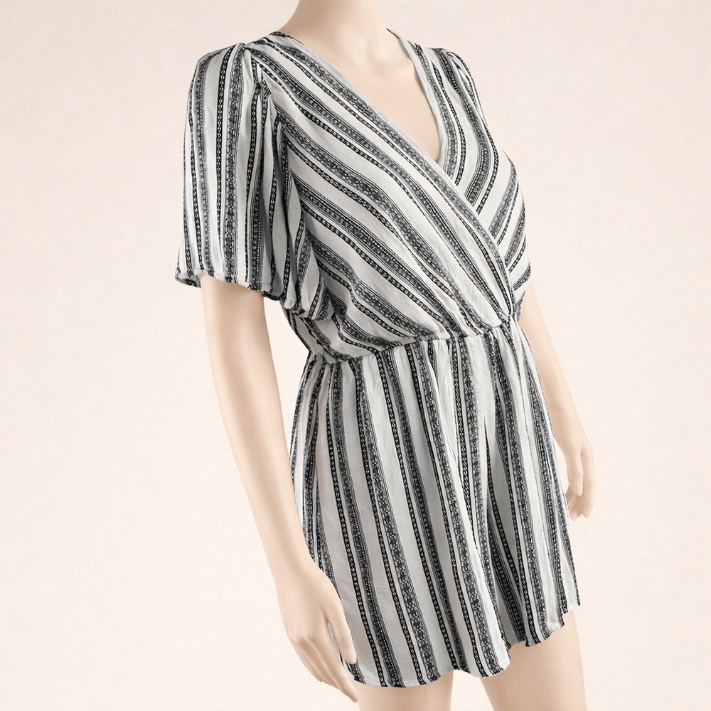 Trixxi Women's Jumpsuit White Printed Surplice Neckline Juniors Sz L